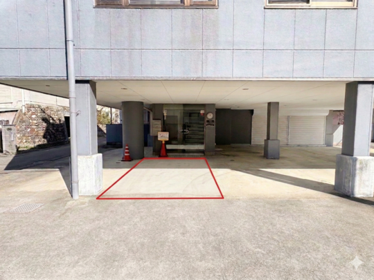 山梨県甲府市にある「弁護士法人いろは 甲府事務所」の１階エントランス前の駐車場（無料）の写真