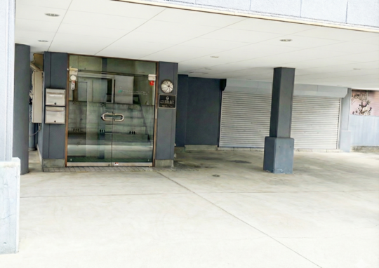 山梨県甲府市にある「弁護士法人いろは 甲府事務所」の１階エントランスの写真