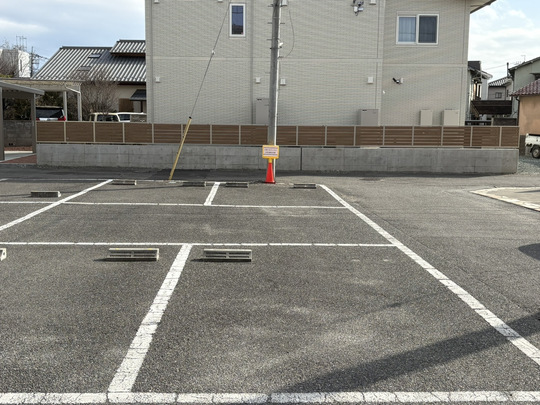 山梨県甲府市にある「弁護士法人いろは 甲府事務所」の建物に隣接する駐車場（無料）の写真