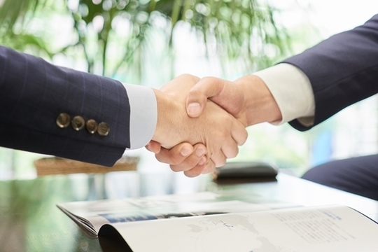 解決方針と弁護士費用にご納得いただいた上で委任契約を結び、案件解決を進めるイメージ