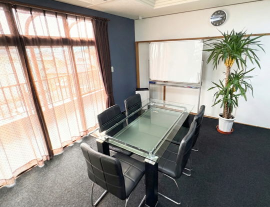 山梨県甲府市にある「弁護士法人いろは 甲府事務所」の相談室（大）の写真
