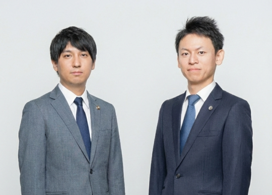 埼玉県さいたま市にある「弁護士法人いろは 埼玉事務所」の所長弁護士有馬明仁（ありまあきひと）と法人代表弁護士古屋文和（ふるやふみかず）の２人の写真