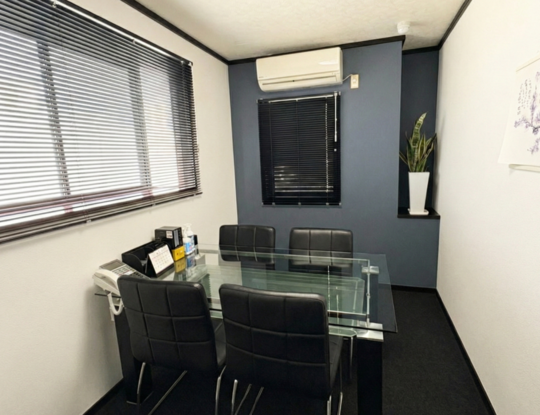 山梨県甲府市にある「弁護士法人いろは 甲府事務所」の相談室（小）の写真